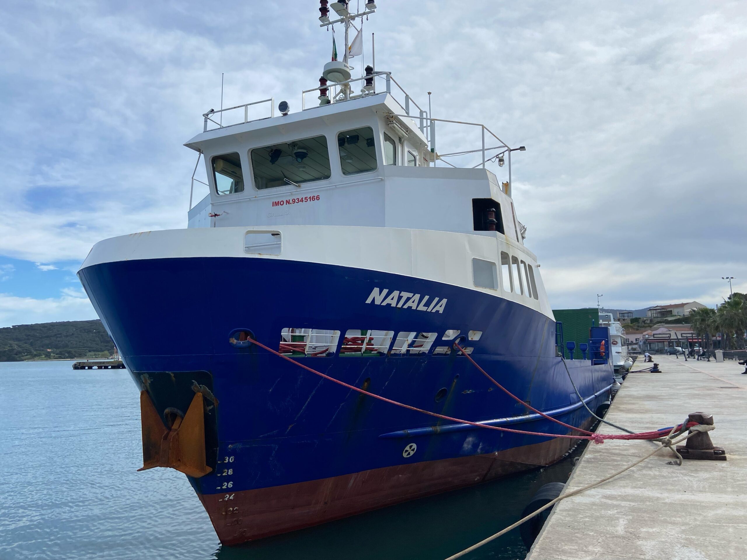 Il traghetto merci Natalia arriva a Portoferraio e si prepara ad entrare in servizio